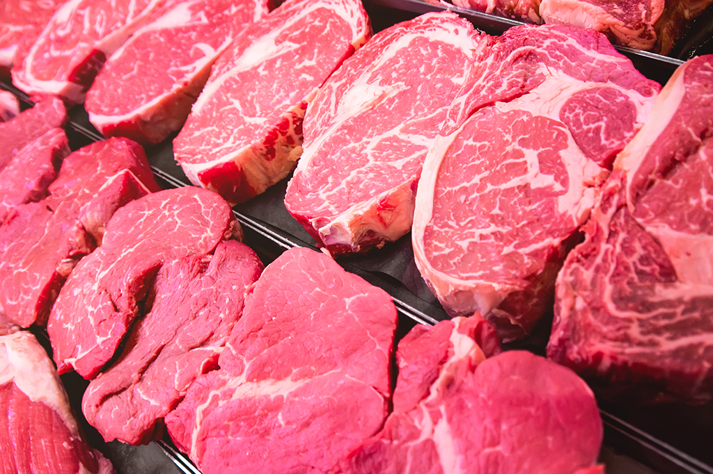Fotografia de peças de carne vermelha.