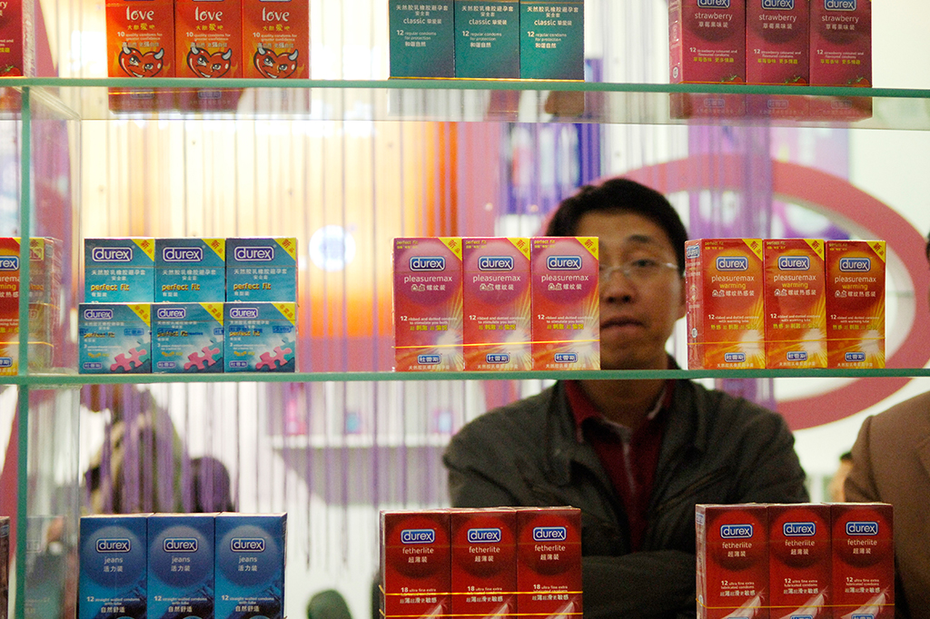 Fotografia de uma vitrine de camisinhas na China.