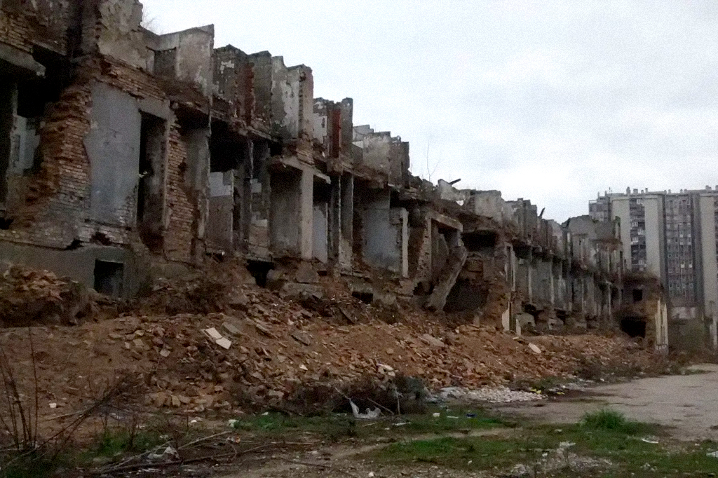 Imagem de prédios destruídos na Iugoslávia nos anos 1990.