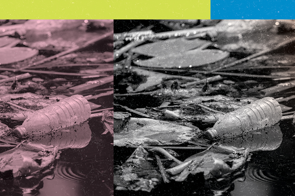 Imagem de garrafas plásticas boiando na água.