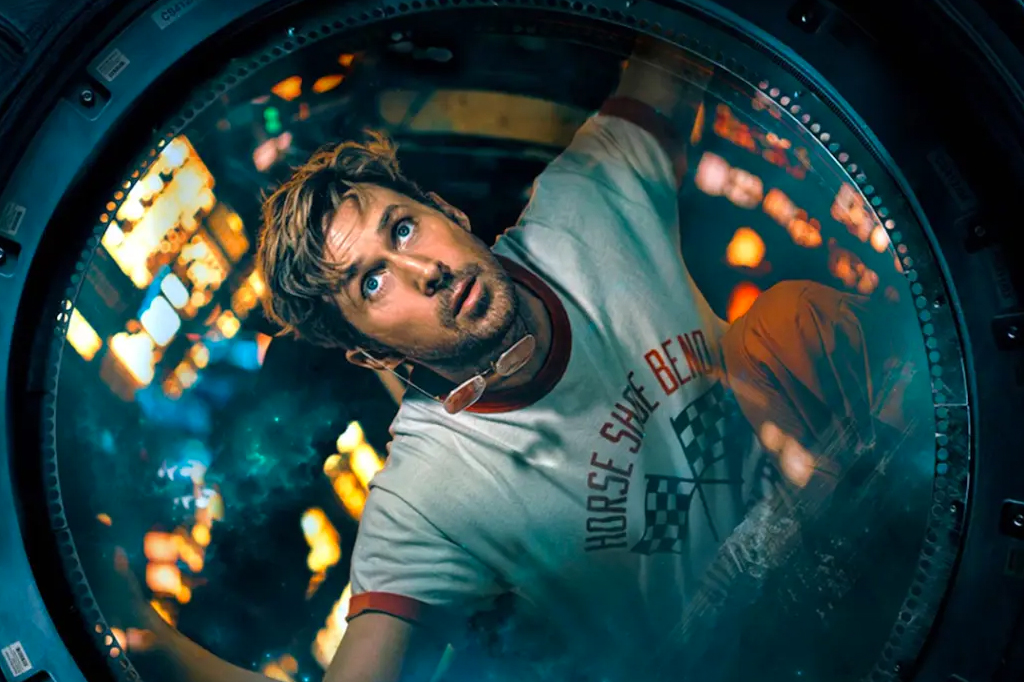 Imagem do filme Devoradores de estrelas. V&ecirc;-se um rapaz jovem olhando atrav&eacute;s de uma escotilha numa nave espacial.