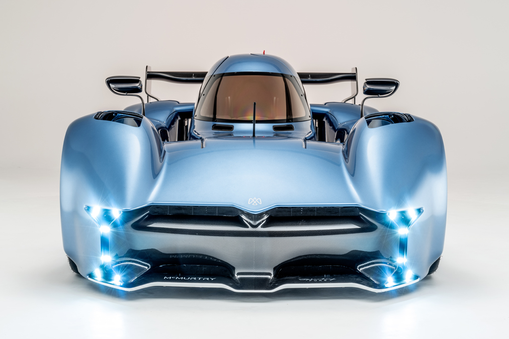 Imagem, em fundo cinza neutro, de um carro superesportivo azul metálico.