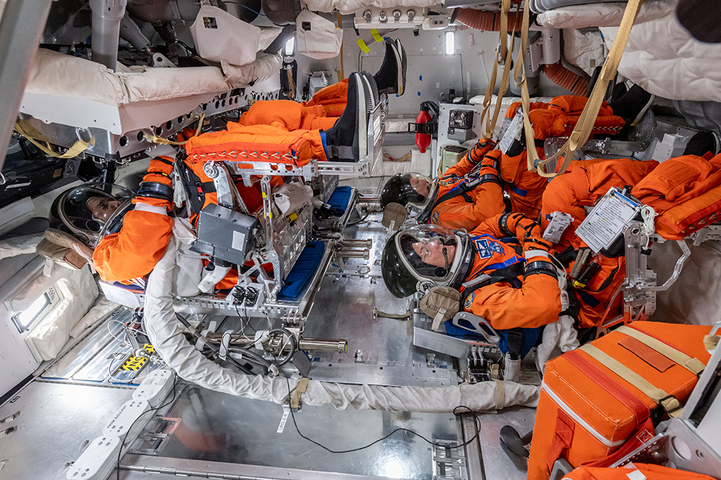 Fotografia do treinamento de preparação para a pós-inserção e desorbitação da missão Artemis II com os tripulantes Reid Wiseman, Victor Glover, Christina Koch e Jeremy Hansen.