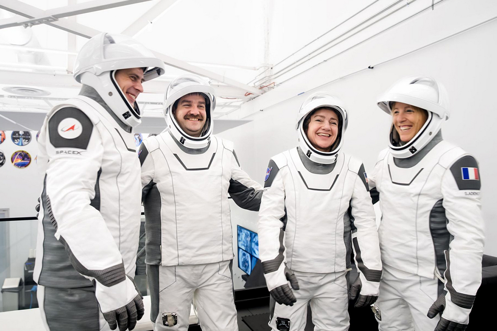 Fotografia dos quatro membros da miss&atilde;o Crew-12 da SpaceX, da NASA, para a Esta&ccedil;&atilde;o Espacial Internacional, posam juntos para um retrato da tripula&ccedil;&atilde;o em seus trajes espaciais na sede da SpaceX em Hawthorne, Calif&oacute;rnia.