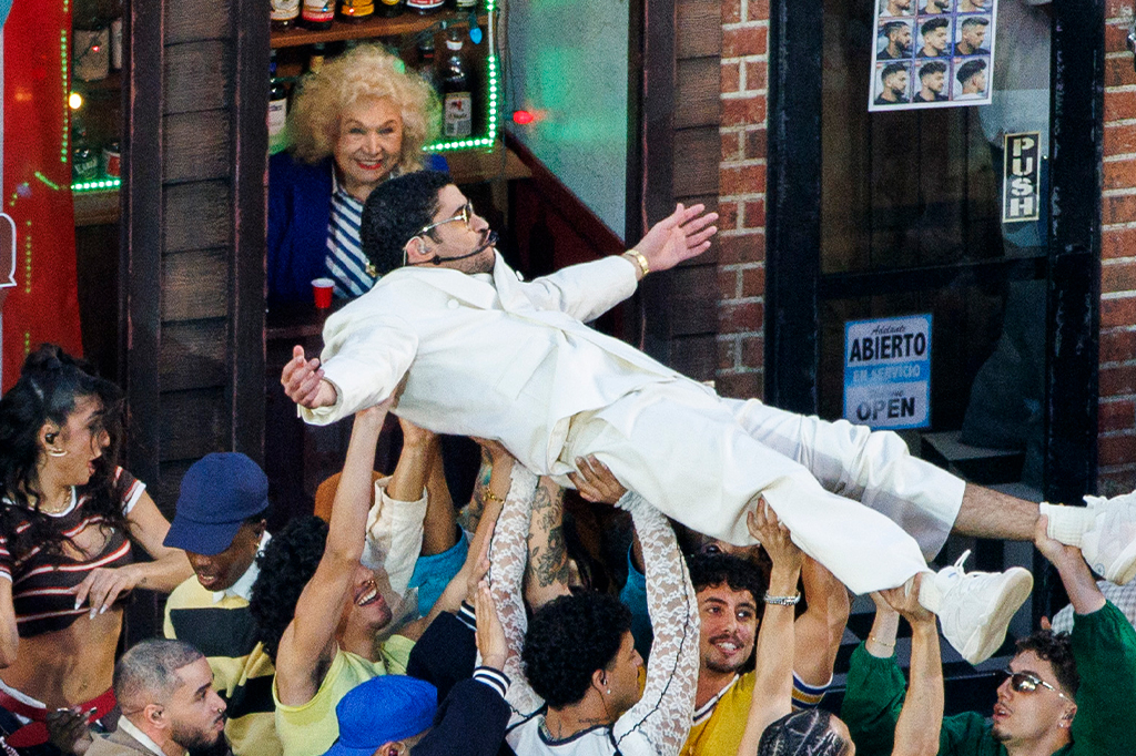 Fotografia do Bad Bunny se apresenta durante o show do intervalo do Super Bowl LX no Levi's Stadium em Santa Clara, Califórnia, no domingo, 8 de fevereiro de 2026.