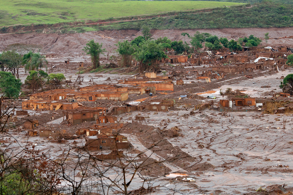 Fotografia do rompimento da barragem de rejeitos da mineradora Samarco, cujos donos são a Vale a anglo-australiana BHP, causou uma enxurrada de lama que inundou várias casas no distrito de Bento Rodrigues, em Mariana, na Região Central de Minas Gerais.