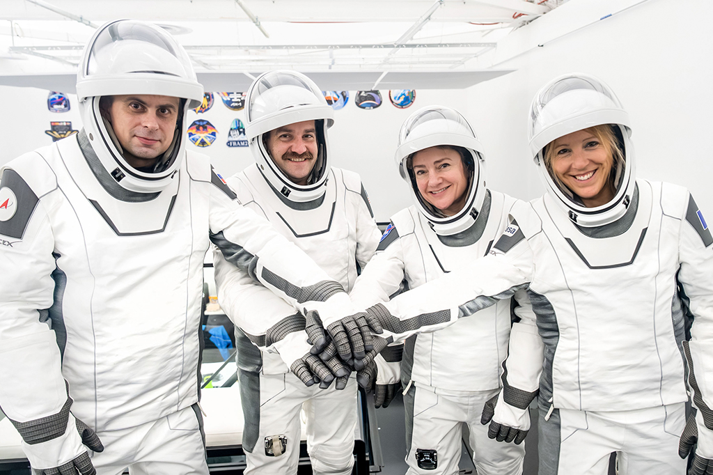 Da esquerda para a direita: o cosmonauta da Roscosmos Andrei Fedyaev, os astronautas da NASA Jack Hathaway e Jessica Meir, e a astronauta da ESA Sophie Adenot, da Fran&ccedil;a.