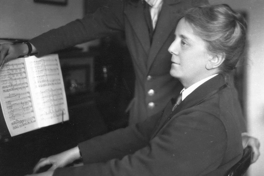 Fotografia da Dame Maria Ethel Smyth tocando piano.