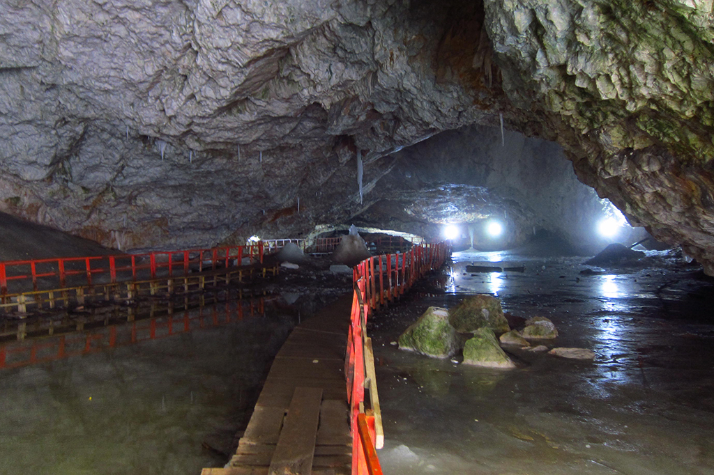 Fotografia do "salão paroquial" da gruta de Scărișoara em 16/06/2017.