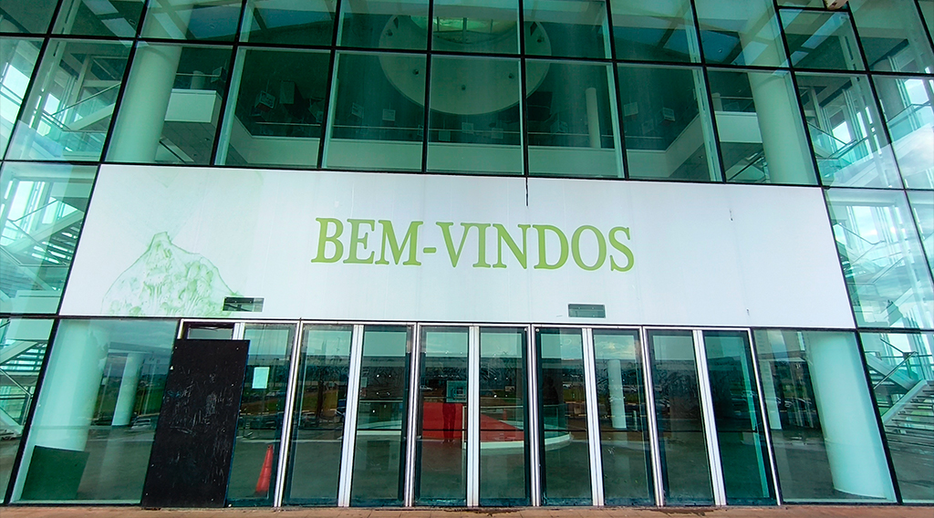 Fotografia da entrada do Theatro Municipal de Paul&iacute;nia.