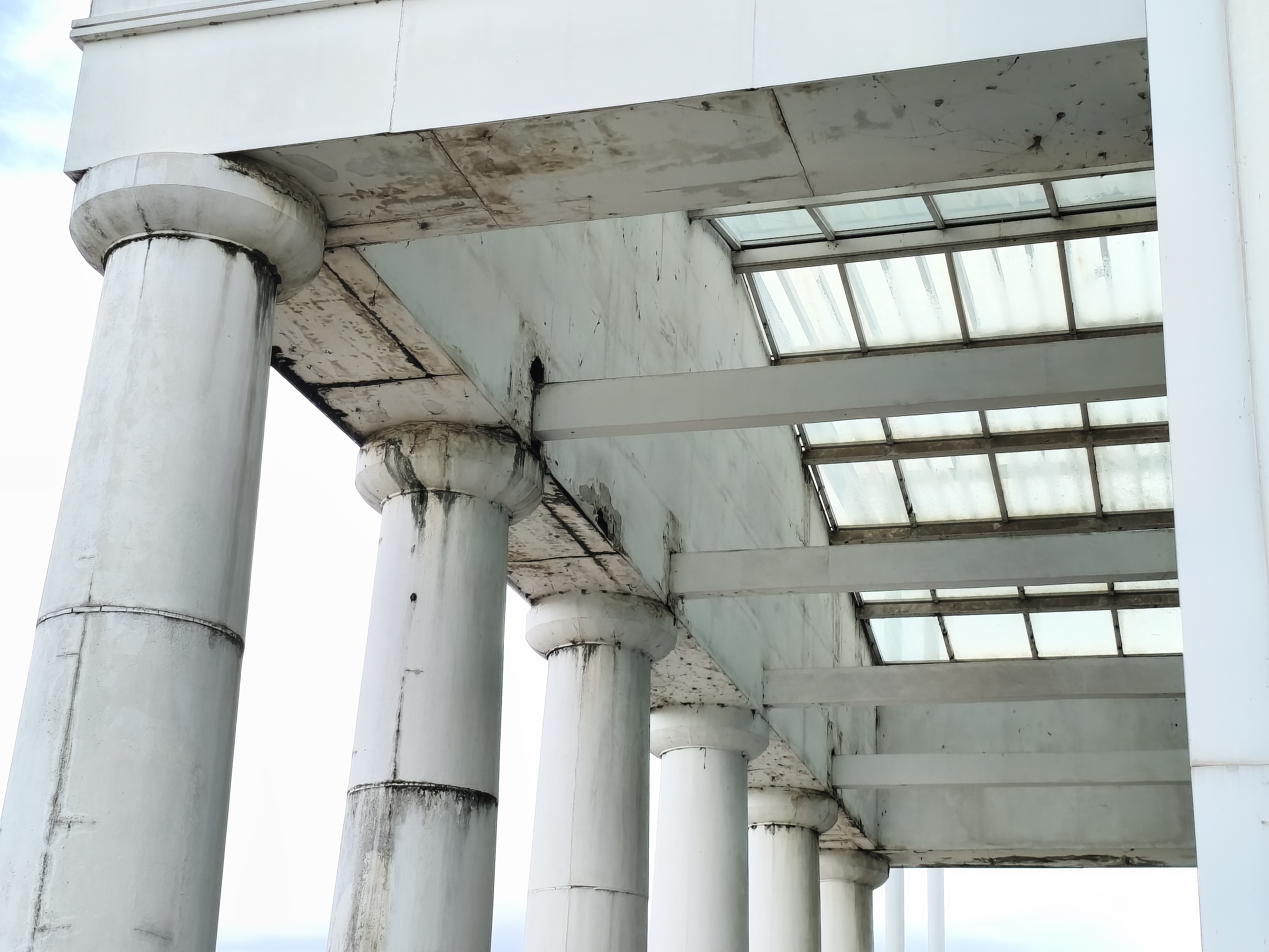 Fotografia dos Pilastras do Theatro Municipal de Paul&iacute;nia