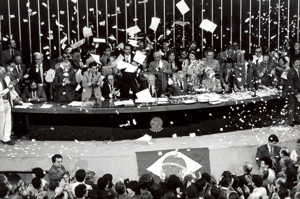 Imagem do Congresso Nacional brasileiro no momento em que a Constituição de 1988 foi promulgada.