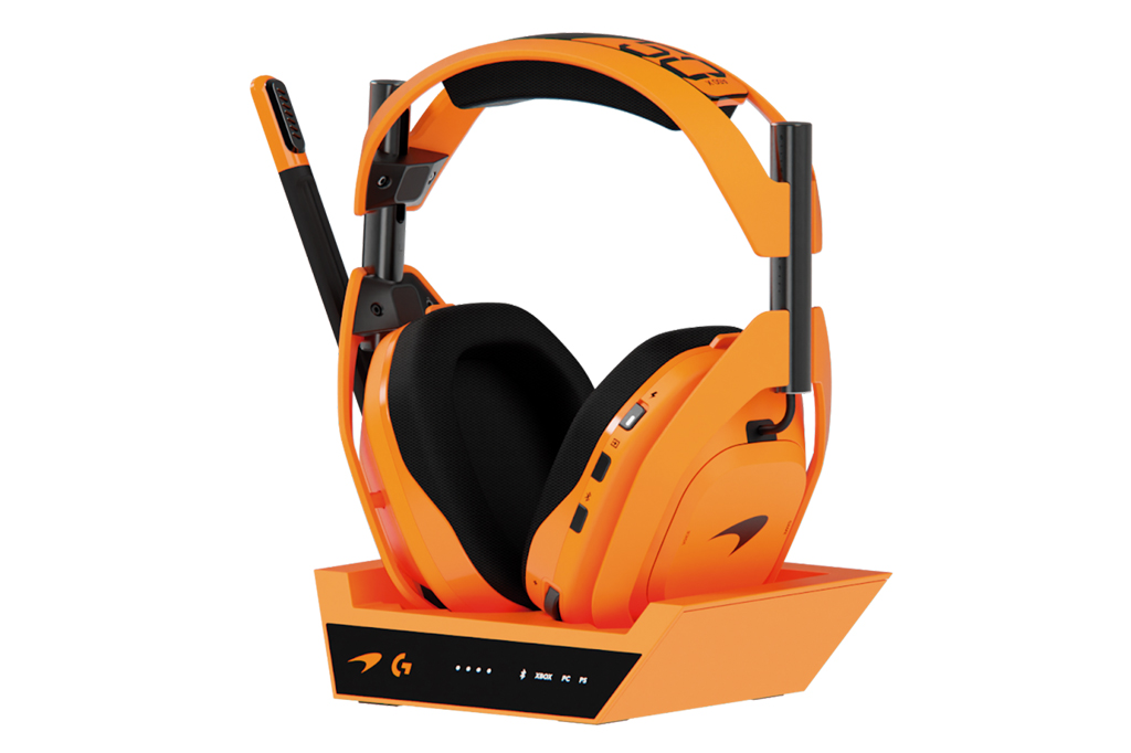 Imagem, em fundo branco, de headphone laranja.