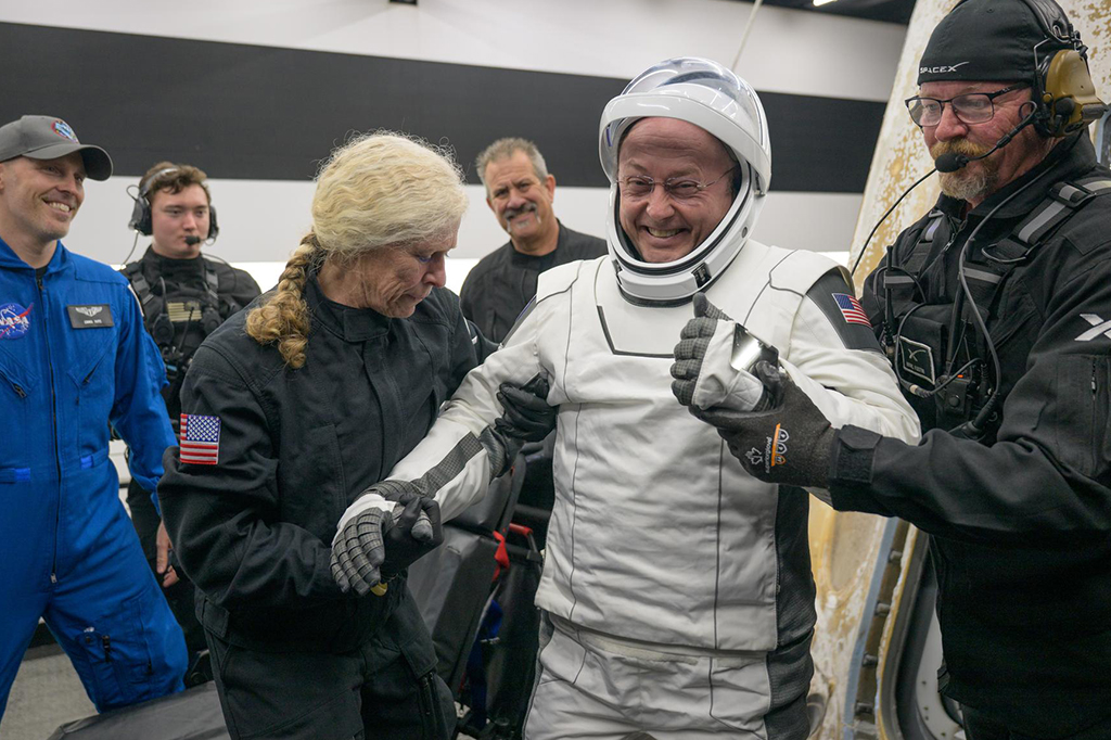 Fotografia do astronauta da NASA Mike Fincke ajudou a sair da espaçonave Dragon Endeavour da SpaceX a bordo do navio de recuperação da SpaceX.