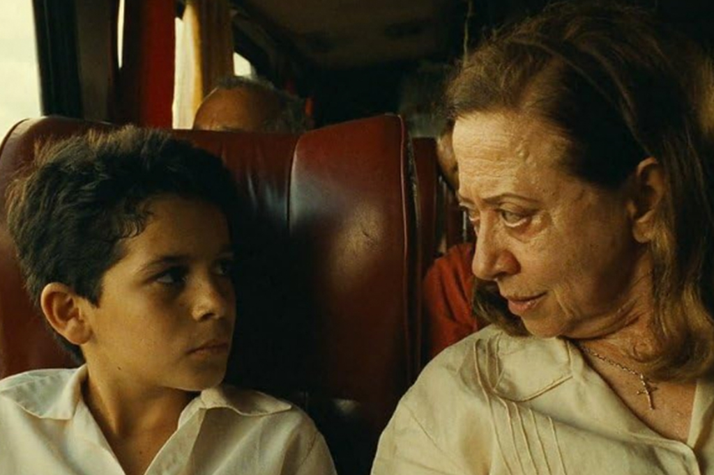 Fotografai da Fernanda Montenegro e do Vin&iacute;cius de Oliveira in Central do Brasil (1998).