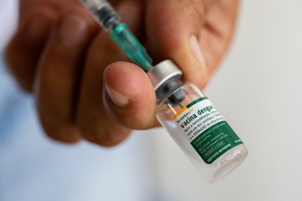 Fotografia da vacina da Dengue.