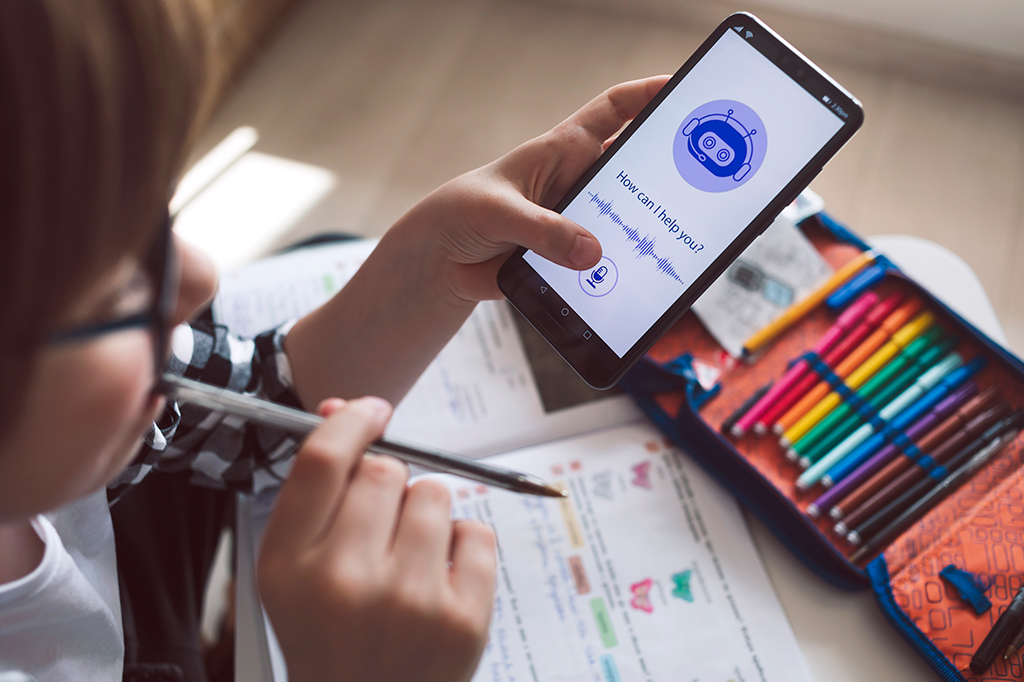 Fotografia de uma criança usando o sistema AI Chatbot para fazer a lição de casa.