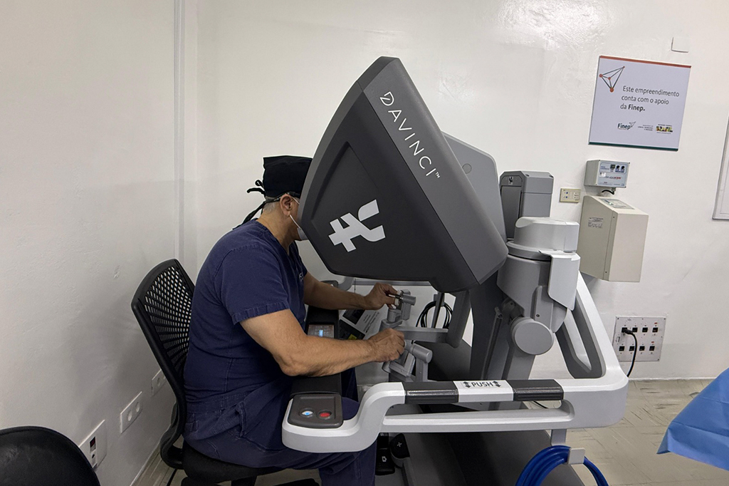 Fotografia do cirurgi&atilde;o operando tecnologia rob&oacute;tica durante cirurgia de revasculariza&ccedil;&atilde;o do mioc&aacute;rdio (ponte de safena)