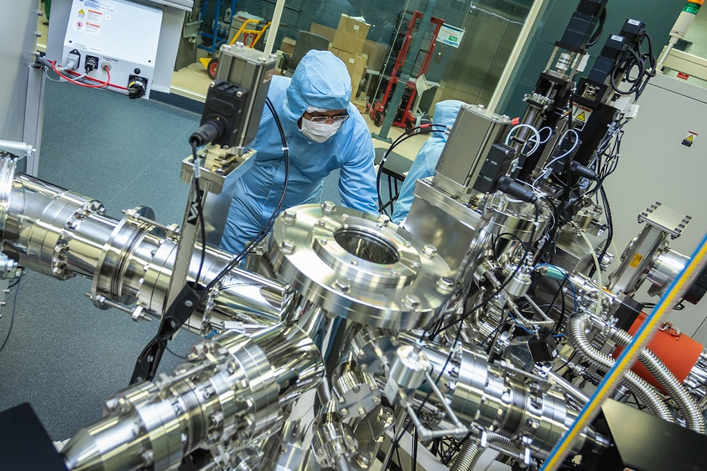 Fotografia do Laboratório limpo da CSIRO para engenharia de protótipos de baterias quânticas.