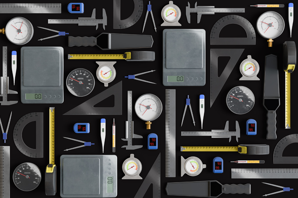 Imagem de diversas ferramentas organizadas lado a lado num fundo preto. V&ecirc;-se rel&oacute;gios marcadores, esquadros, transferidores, compassos, r&eacute;guas, trenas, balan&ccedil;as, ox&iacute;metros e term&ocirc;metros.
