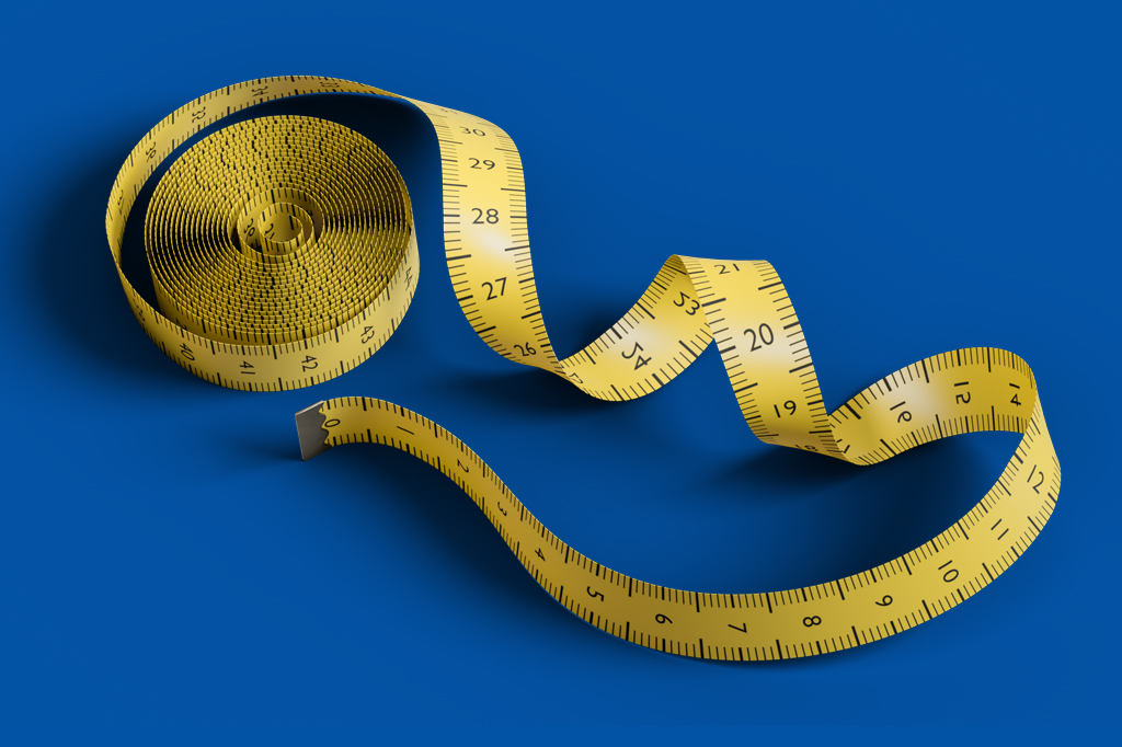 Imagem, em fundo azul anil, de uma fita m&eacute;trica amarela.