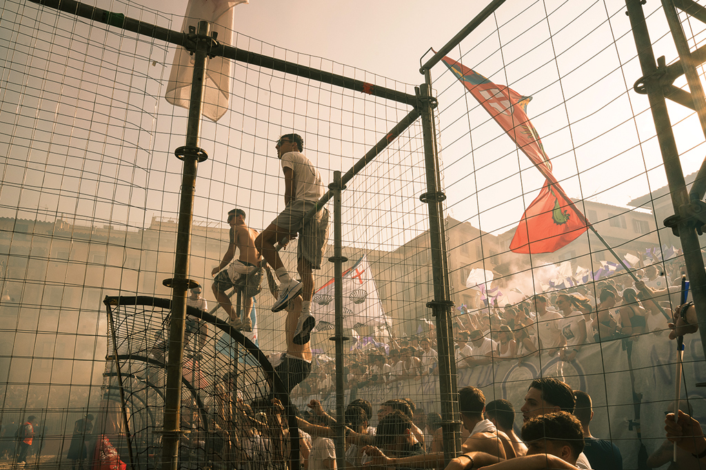 Fotografia de uma cena durante o torneio Calcio Storico Fiorentino de 2025: uma multidão reunida na arquibancada.