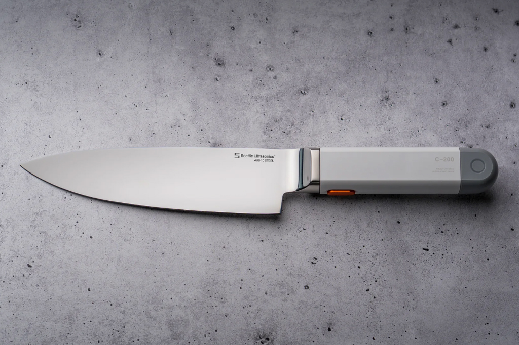 Imagem de uma faca sobre um fundo cinza.