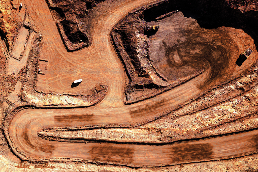 Imagem aérea da Mina Mountain Pass, na Califórnia.