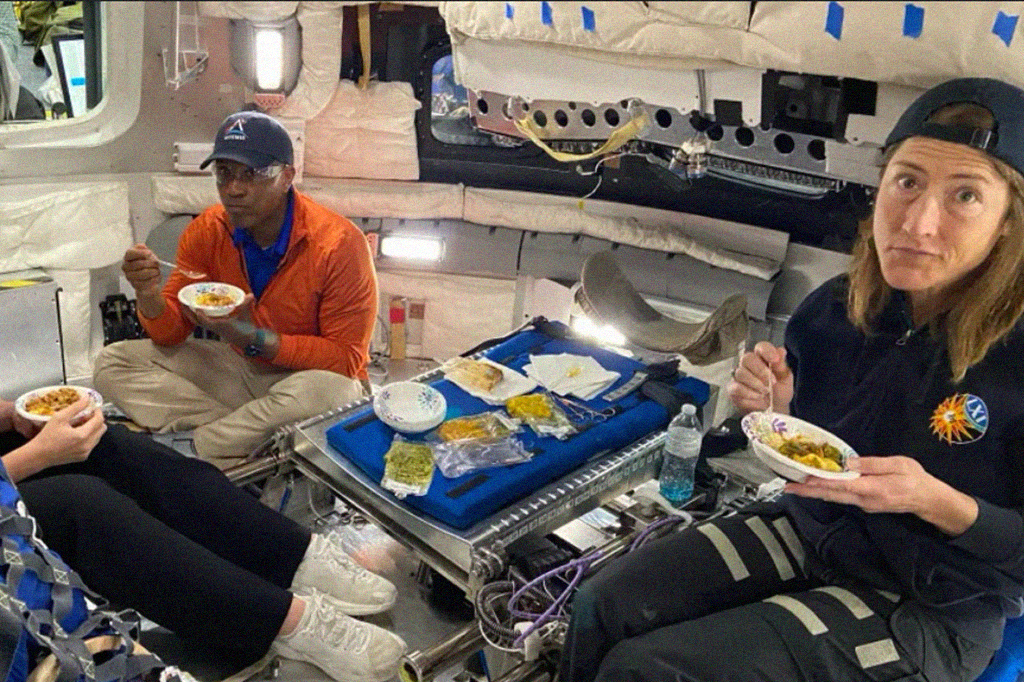 Fotografia das tripulações principal e reserva da missão Artemis 2 praticam refeições em um simulador. Da esquerda para a direita: Jenni Gibbons, tripulação reserva (Agência Espacial Canadense); Victor Glover, tripulação principal (NASA); e Christina Koch, tripulação principal (NASA).