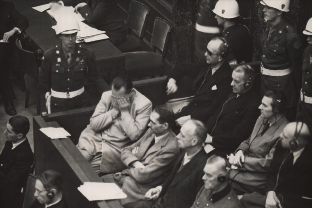 Fotografia do tribunal do Tribunal Militar Internacional em Nuremberg, Alemanha.