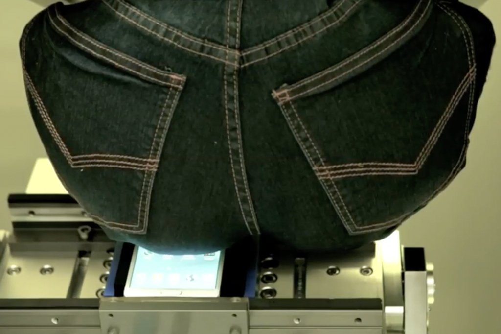 Fotografia do robô da Samsung no formato de bunda para testar a durabilidade de seus celulares.