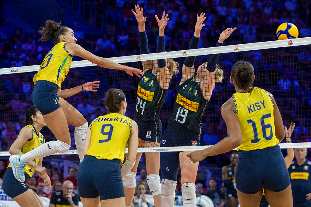 Fotografia da seleção brasileira de Voleibol Feminino de 2025 entre Itália e Brasil.