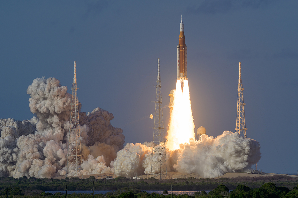 Fotografia do foguete Space Launch System (SLS) da NASA, que transportava a espaçonave Orion com os astronautas da NASA