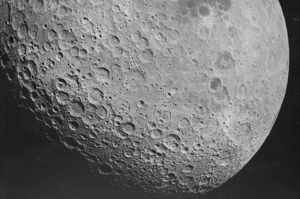 Fotografia do Lado oculto da Lua fotografado pela missão Apollo 16.