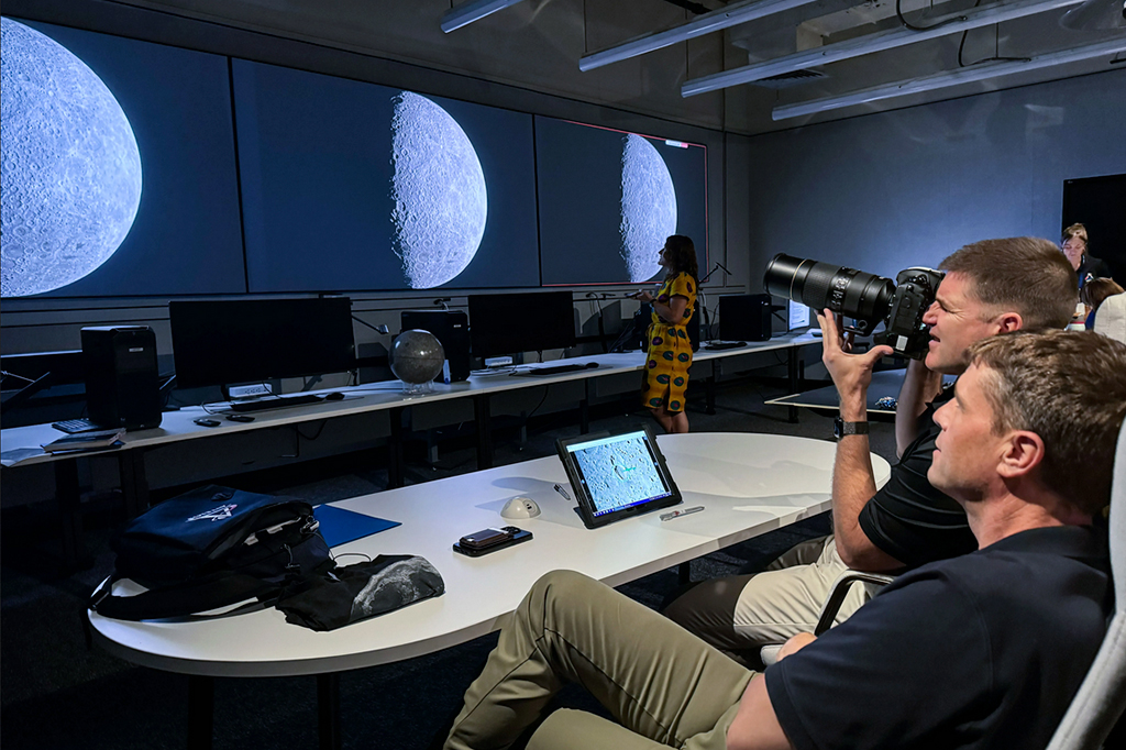 Fotografia da tripulação do Artemis II pratica fotografia lunar no Centro Espacial Johnson da NASA, em Houston.