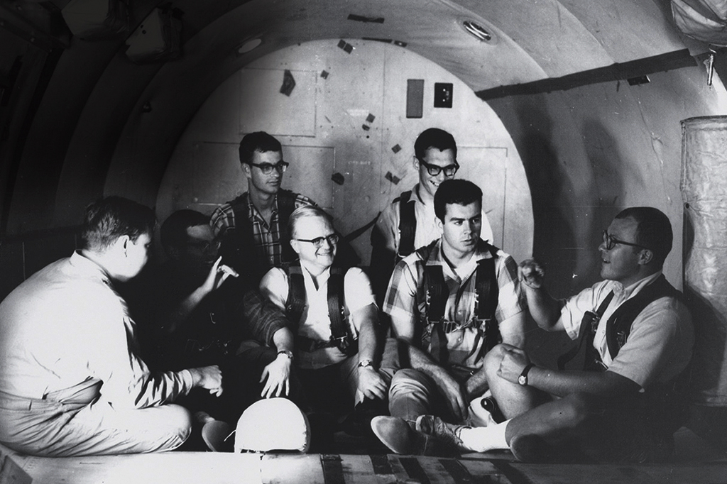 Fotografia dos homens surdos que ajudaram moldar o programa de voos espaciais tripulados da NASA.