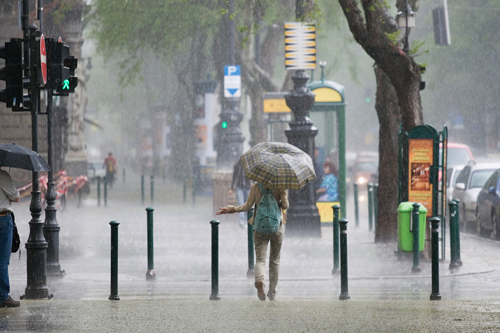 Fotografia de um da com chuvas fortes.