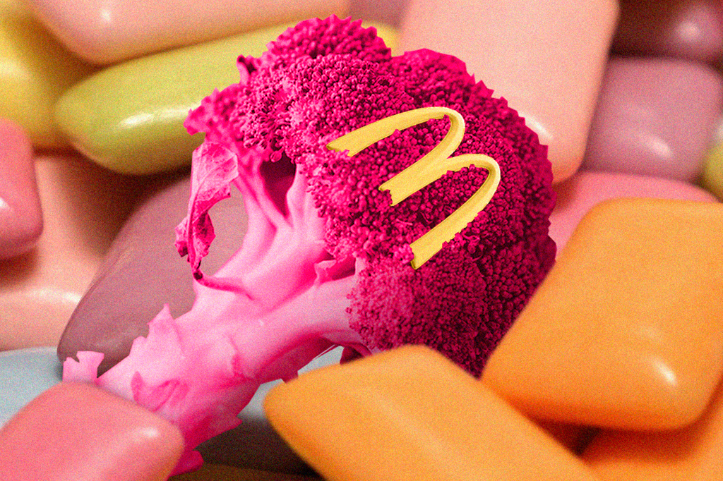 Montagem de um brócolis rosa de chiclete no meio de vários chicletes.