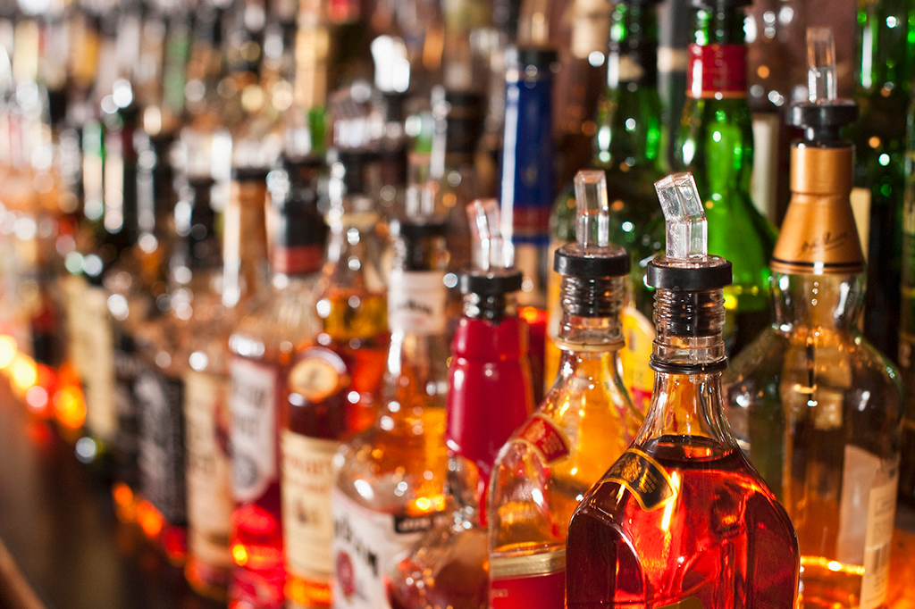 Fotografia de várias garrafas de bebidas alcoólicas.