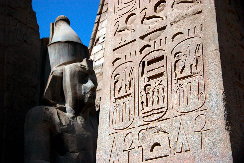 Fotografia de Hier&oacute;glifos eg&iacute;pcios com cartuchos para o nome Rams&eacute;s II , do Templo de Luxor , Novo Reino.