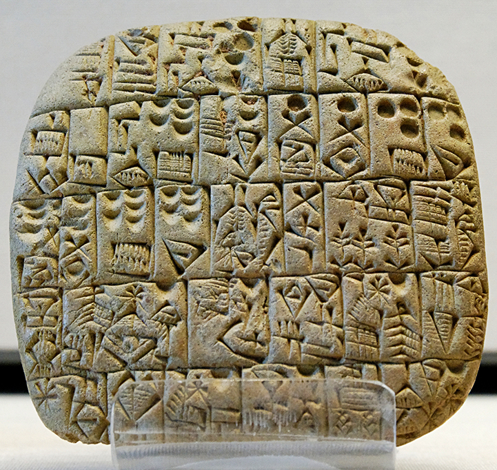 Fotografia do contrato de compra e venda de um campo e uma casa, em escrita cuneiforme em forma de cunha adaptada para tabuletas de argila, Shuruppak , c. 2600 a.C.