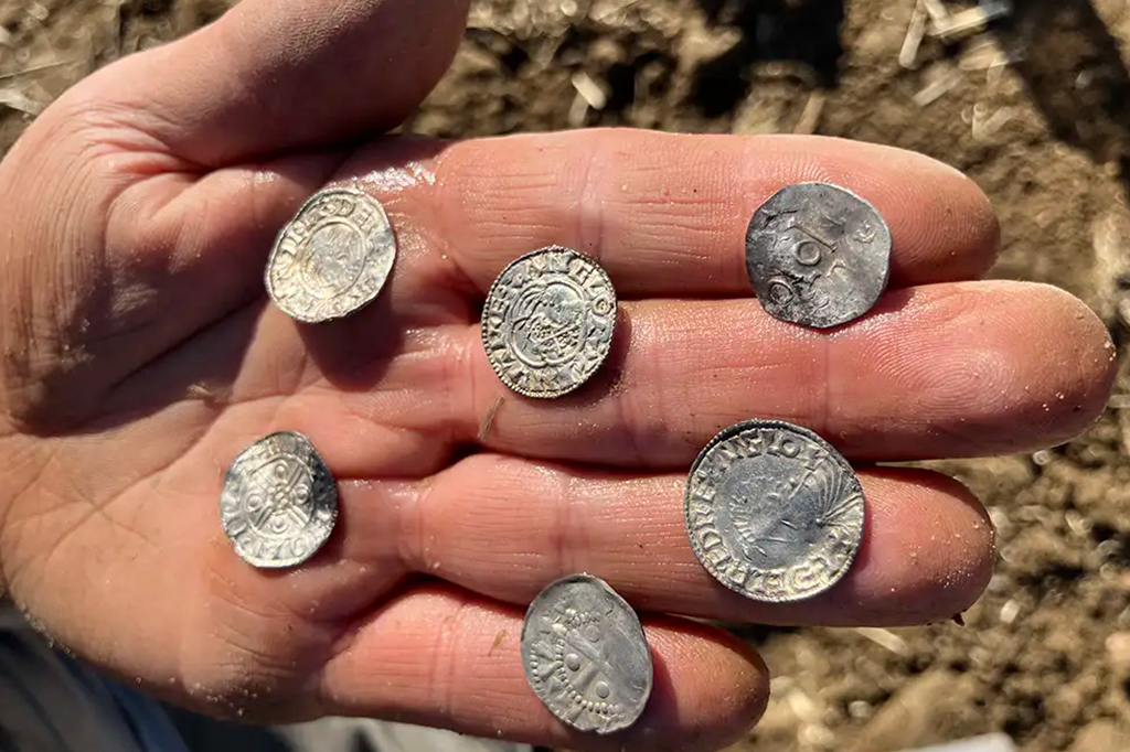Fotografia do maior tesouro de moedas da história da Noruega consiste principalmente em moedas inglesas (anglo-saxônicas) e alemãs, além de algumas dinamarquesas e norueguesas. Entre elas, encontram-se moedas cunhadas sob os reinados de Canuto, o Grande, Etelredo II, Oto III e Haroldo Hardrada.