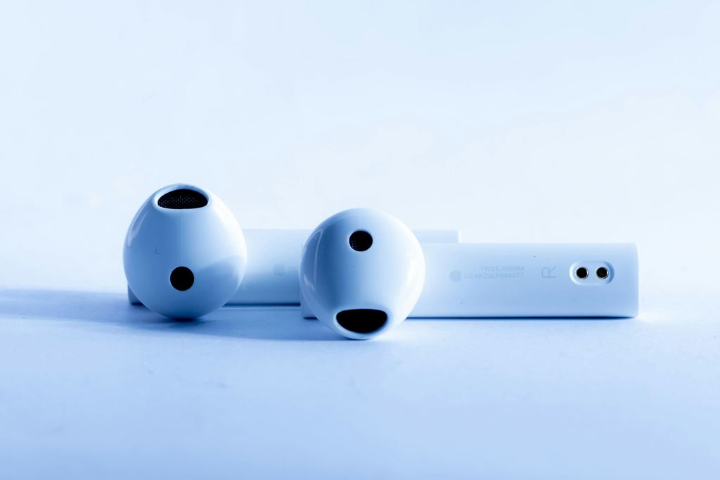 Imagem, em fundo branco, de um par de fone de ouvido bluetooth.