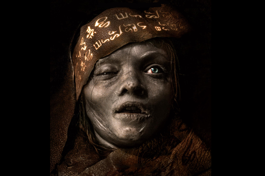 Imagem de uma múmia voltando a vida. Cena do filme "Maldição da Múmia" de 2026.