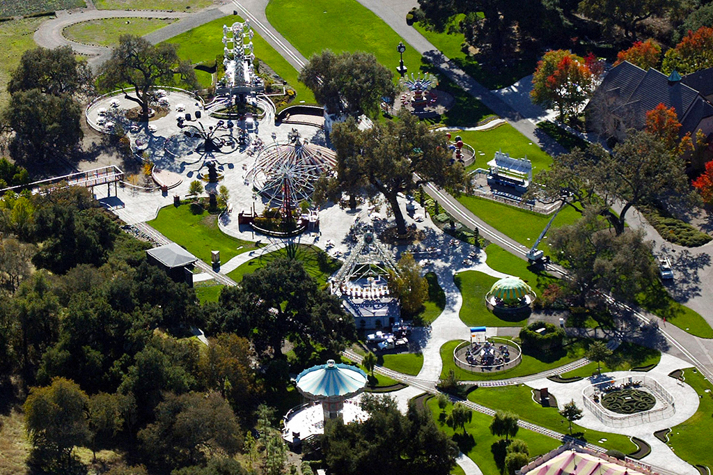 Foto a&eacute;rea do parque de divers&atilde;o no rancho Neverland.