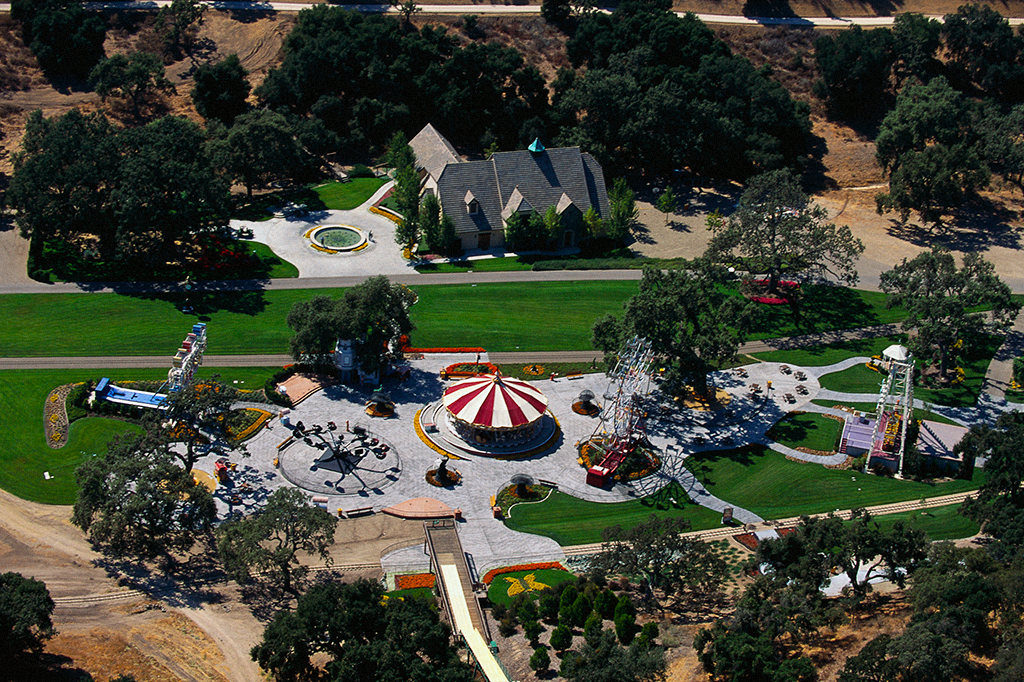 Foto a&eacute;rea do parque de divers&atilde;o no rancho Neverland.