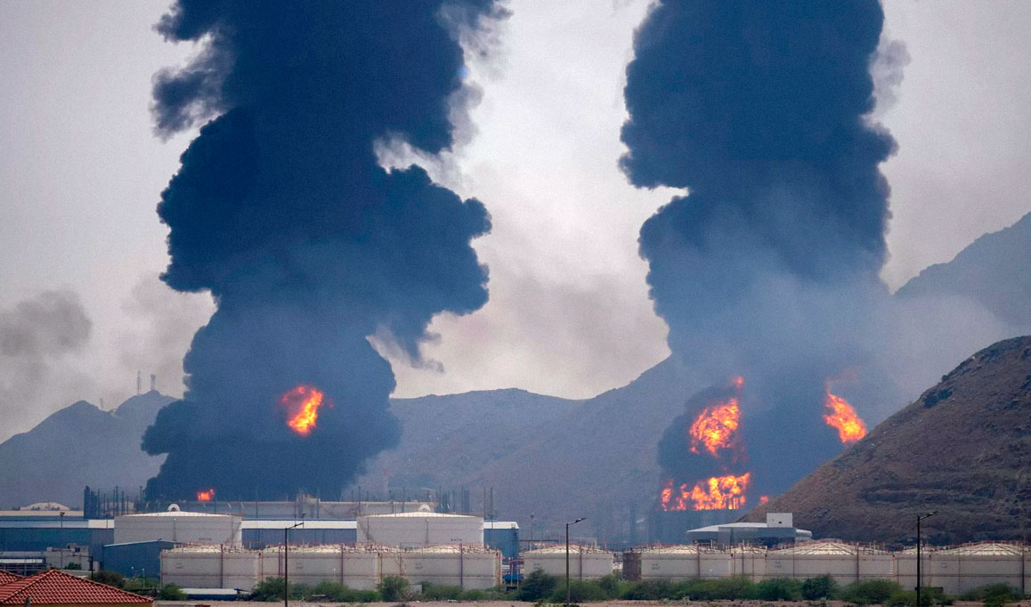 Colunas de fumaça pretas sobre as instalações de uma refinaria nos Emirados Árabes Unidos atingida por um drone iraniano em março de 2026.