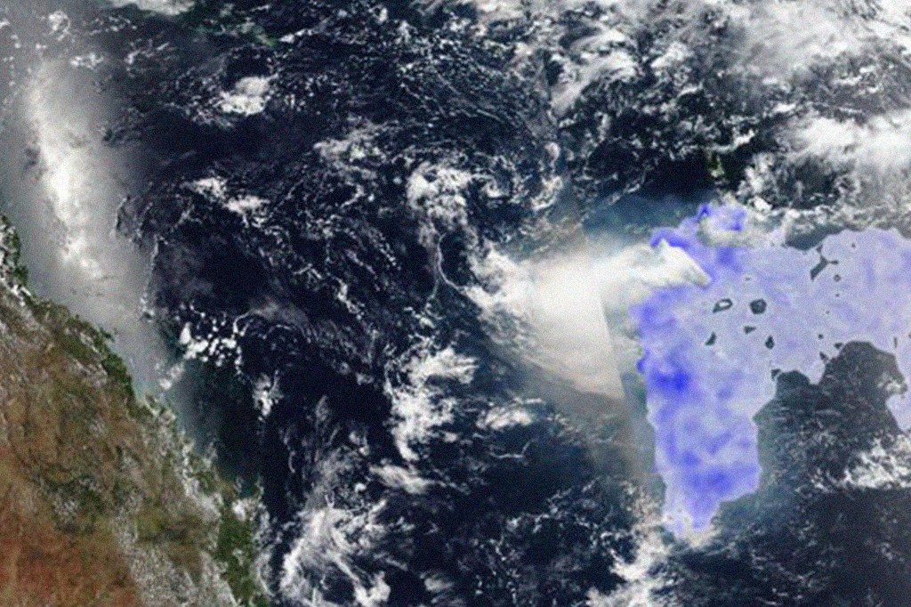 Imagem de satélite obtida pelo satélite VIIRS em 16 de janeiro de 2022, às 13h30 UTC, mostrando em azul a nuvem de formaldeído medida pelo TROPOMI. À esquerda, vê-se a costa australiana de Queensland.
