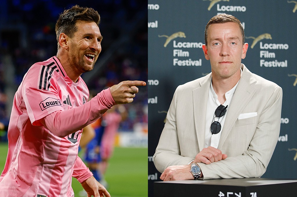 Lionel Messi, sorrindo e apontando, veste camisa rosa de futebol. Ao lado, Hannes Halldórsson de terno bege e óculos escuros pendurados, posa em evento do Locarno Film Festival