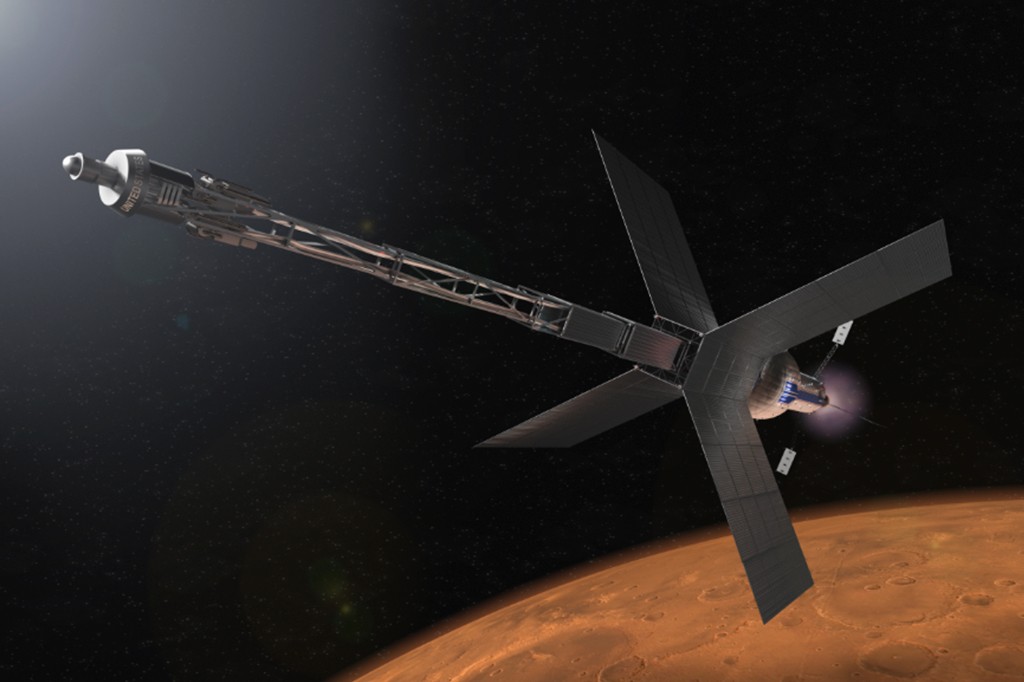 Nave espacial alongada com "UNITED STATES" escrito, painéis solares em forma de X e propulsor aceso, orbitando um planeta vermelho com crateras